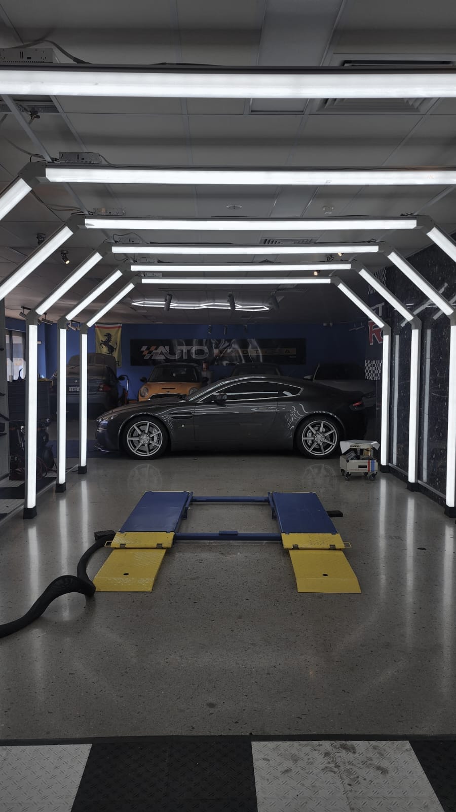 Showroom / Garage modular LED Grid  Maxi Lighting Tunnel